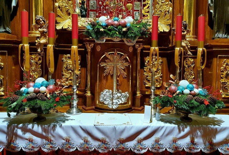 Obory. Wystrój świąteczny w Sanktuarium Matki Bożej Bolesnej [oo. karmelici]