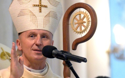 Bp Marek Solarczyk udziela błogosławieństwa na rok 2022.