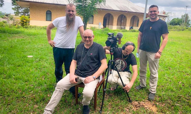 Ekipa filomowa z ks. Bogdanem Piotrowskim i ks. Karolem Kuźmą - tarnowskimi misjonarzami.