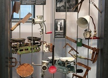 ▲	Na wystawie można zobaczyć też, jak huta oddziaływała na życie po pracy – np. za pośrednictwem przedmiotów codziennego użytku.