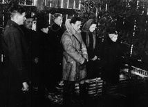 Ojciec Jan, w kożuchu, z Janiną Oleszkiewicz podczas Mszy św. w Grabie 25 grudnia 1943 r.
