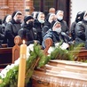 	Na pogrzeb przyjechały zakonnice z okolicznych klasztorów.