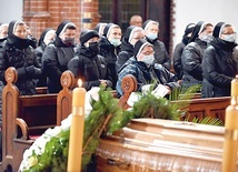 	Na pogrzeb przyjechały zakonnice z okolicznych klasztorów.