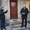 	Burmistrz Jan Bednarczyk (z prawej) oraz Marek Kusiakiewicz uroczyście zainaugurowali działanie instytucji kultury. 