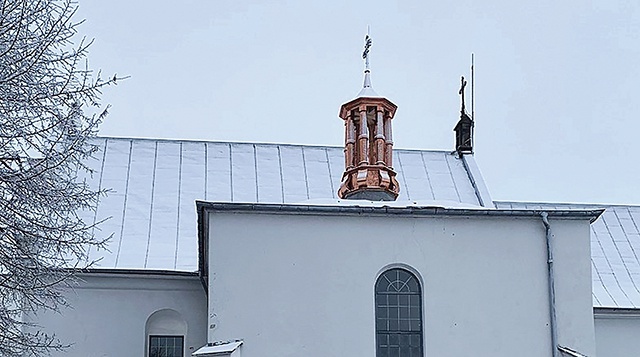 Miedziany blask blachy na odnowionej wieżyczce.