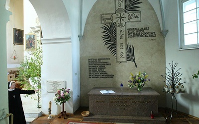 Zamordowane siostry po ekshumacji dokonanej w marcu 1945 r. spoczęły na cmentarzu przy nowogródzkiej farze, a w 1991 r., po wszczęciu ich procesu beatyfikacyjnego, w sarkofagu wewnątrz świątyni. W 2018 r. kościół został ogłoszony sanktuarium nazaretańskich męczennic.  Na lewo widać tablicę informującą o krypcie,  w której pochowano ich dwunastą towarzyszkę.