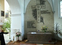 Zamordowane siostry po ekshumacji dokonanej w marcu 1945 r. spoczęły na cmentarzu przy nowogródzkiej farze, a w 1991 r., po wszczęciu ich procesu beatyfikacyjnego, w sarkofagu wewnątrz świątyni. W 2018 r. kościół został ogłoszony sanktuarium nazaretańskich męczennic.  Na lewo widać tablicę informującą o krypcie,  w której pochowano ich dwunastą towarzyszkę.