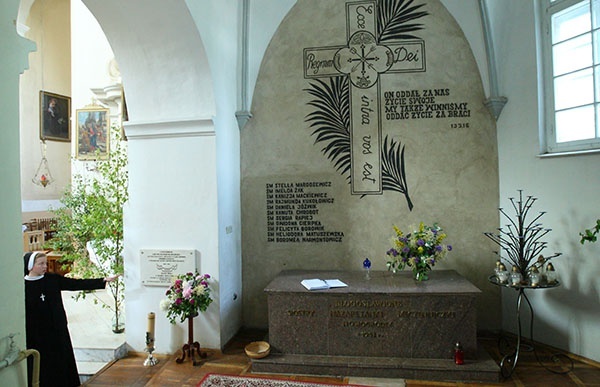 Zamordowane siostry po ekshumacji dokonanej w marcu 1945 r. spoczęły na cmentarzu przy nowogródzkiej farze, a w 1991 r., po wszczęciu ich procesu beatyfikacyjnego, w sarkofagu wewnątrz świątyni. W 2018 r. kościół został ogłoszony sanktuarium nazaretańskich męczennic.  Na lewo widać tablicę informującą o krypcie,  w której pochowano ich dwunastą towarzyszkę.