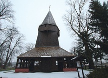 Drewniana gotycka wieża z ośmioboczną izbicą pochodzi z XIV wieku. Została odbudowana w 1754 roku, remontowaną ją  w 2010 i 2020 roku.