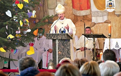 Uroczystą Eucharystię metropolita gdański sprawował w kościele pw. św. Stanisława BM i bł. Karoliny Kózkówny w Leźnie.