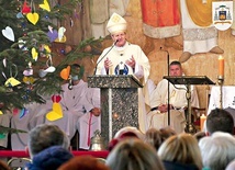 Uroczystą Eucharystię metropolita gdański sprawował w kościele pw. św. Stanisława BM i bł. Karoliny Kózkówny w Leźnie.