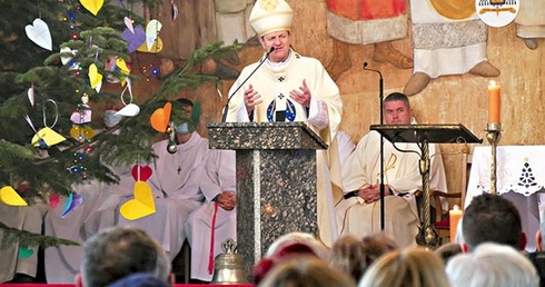 Uroczystą Eucharystię metropolita gdański sprawował w kościele pw. św. Stanisława BM i bł. Karoliny Kózkówny w Leźnie.