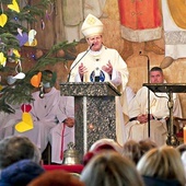 Uroczystą Eucharystię metropolita gdański sprawował w kościele pw. św. Stanisława BM i bł. Karoliny Kózkówny w Leźnie.