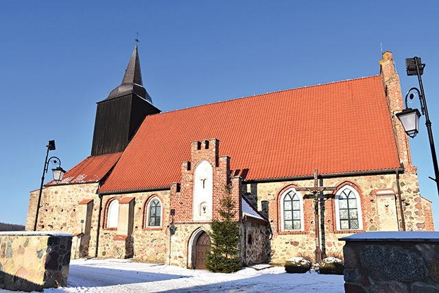 Dominującą nad wsią budowlę wznieśli  w XIV w. Krzyżacy.