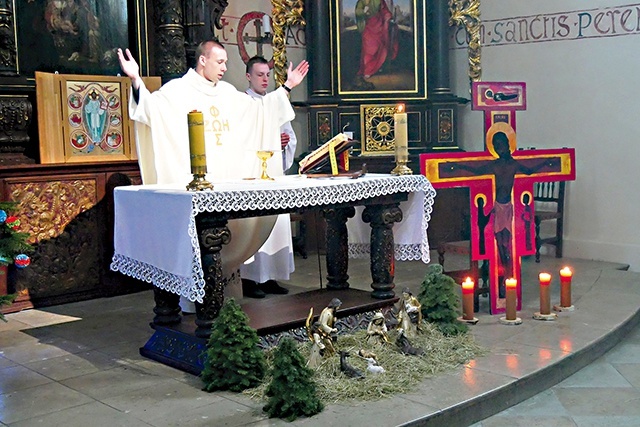 Centralnym punktem każdego dnia  była Eucharystia.