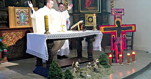 Centralnym punktem każdego dnia  była Eucharystia.