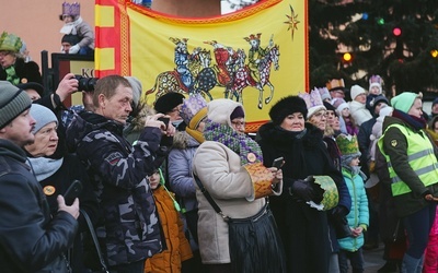 Wierni w koronach na głowie przejdą ulicami miast w Orszakach Trzech Króli.