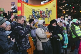 Wierni w koronach na głowie przejdą ulicami miast w Orszakach Trzech Króli.