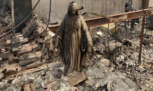 Figura Maryi ocalała z katastrofalnego pożaru