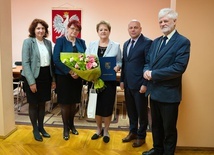 Teresa Antoniak, w środku, pożegnana została przez kierownictwo niżańskiego starostwa.