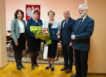 Teresa Antoniak, w środku, pożegnana została przez kierownictwo niżańskiego starostwa.