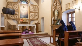 W kaplicy w Siedlcu można ogrzać się w promieniach Jezusa.