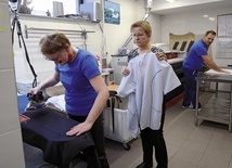 Teresa Brodziak, prezes Bytomskiego Stowarzyszenia Pomocy Dzieciom i Młodzieży Niepełnosprawnej, pomaga w pralni podopiecznym Sebastianowi i Wiolecie.