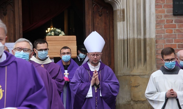 Pogrzeb młodego franciszkanina muzyka, który grał m.in. z Darkiem Malejonkiem i Muńkiem Staszczykiem