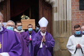 Pogrzeb młodego franciszkanina muzyka, który grał m.in. z Darkiem Malejonkiem i Muńkiem Staszczykiem