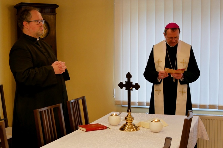 Abp Tadeusz Wojda podczas wizyty duszpasterskiej w Przywidzu.