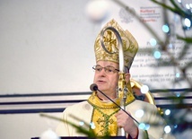 Bp Marek Mendyk w czasie głoszenia homilii.