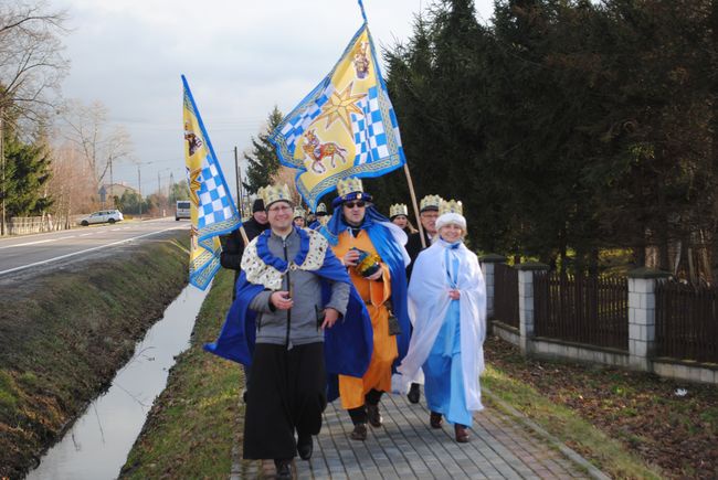 Jeden z barwnych orszaków w drodze do kościoła.