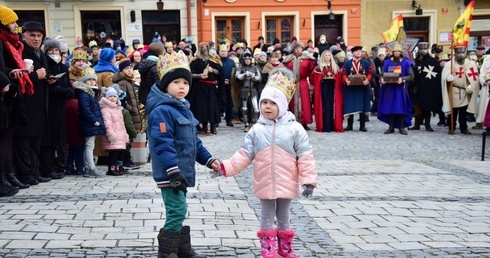 Orszak cieszył się dużym zainteresowaniem zarówno ze strony starszych, jak i dzieci.