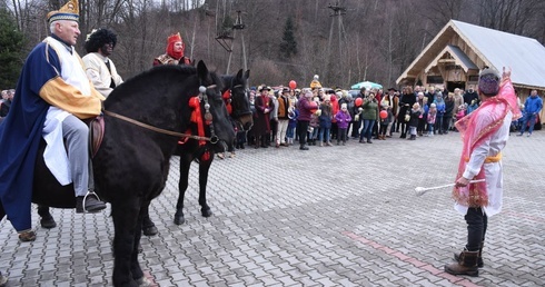 Herod rodem z Indii wskazuje drogę Mędrcom.
