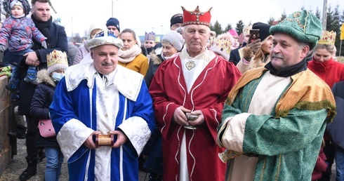 Monarchowie przed szopką.