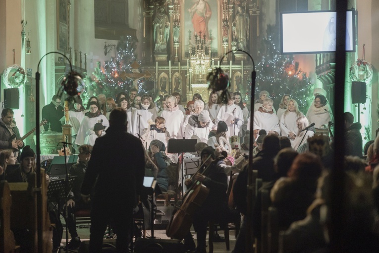 Rodzina "Sygnału Miłosierdzia" zagrała z dziećmi koncert kolęd