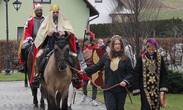 W Wieprzu królowie przybyli konno.