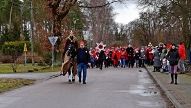 Trzy kolędowe korowody przybyły do kościoła z różnych części parafii.