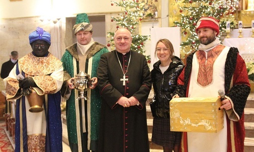 Mędrcy z bp. Piotrem Gregrem i Martą Mszycą - dyrektorką szkoły "Skała", która była głównym organizatorem orszaku w Bielsku-Białej.