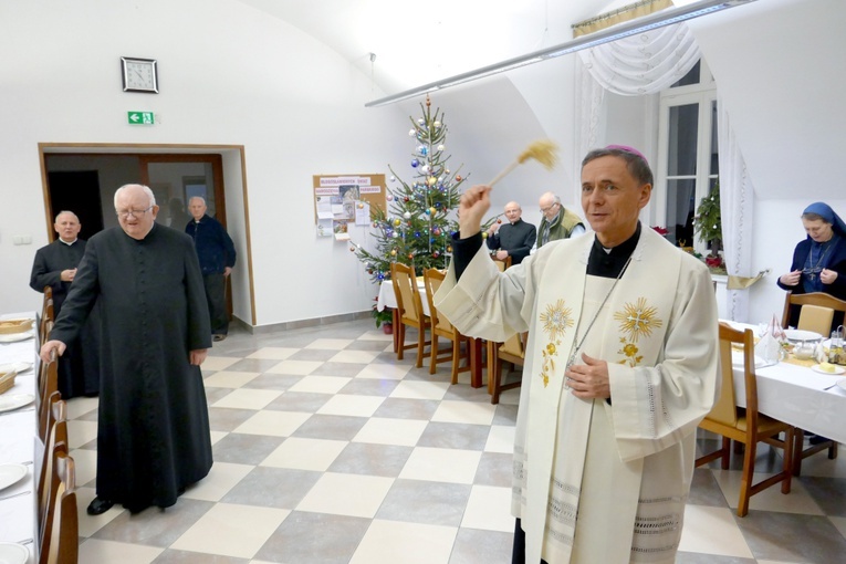 Bp Adam Bałabuch odwiedził z kolędą księży emerytów