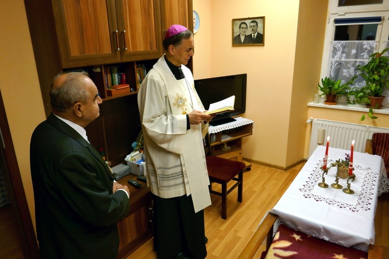 Bp Adam Bałabuch odwiedził z kolędą księży emerytów