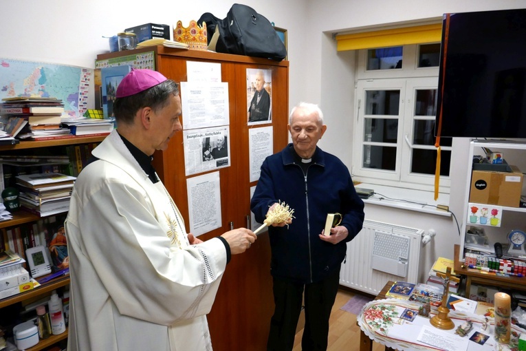 Bp Adam Bałabuch odwiedził z kolędą księży emerytów