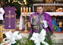 Mszy św. i obrzędom pogrzebowym przewodniczył ks. Wiesław Rusin.
