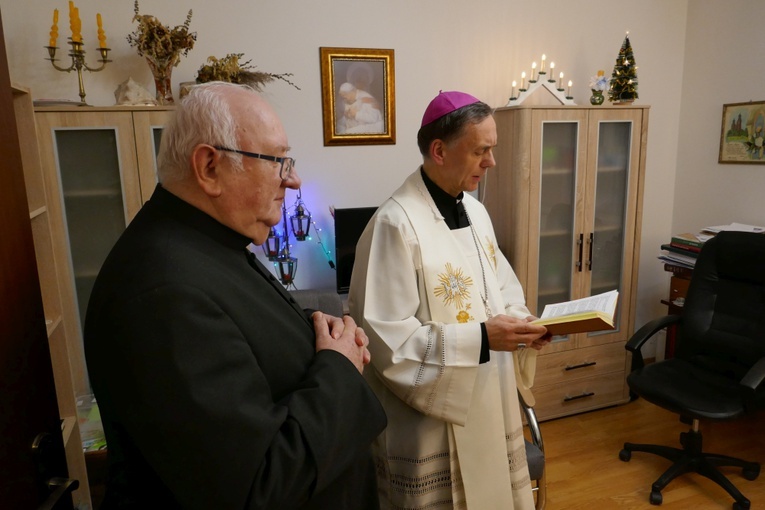 Bp Adam Bałabuch odwiedził z kolędą księży emerytów