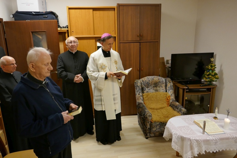 Bp Adam Bałabuch odwiedził z kolędą księży emerytów