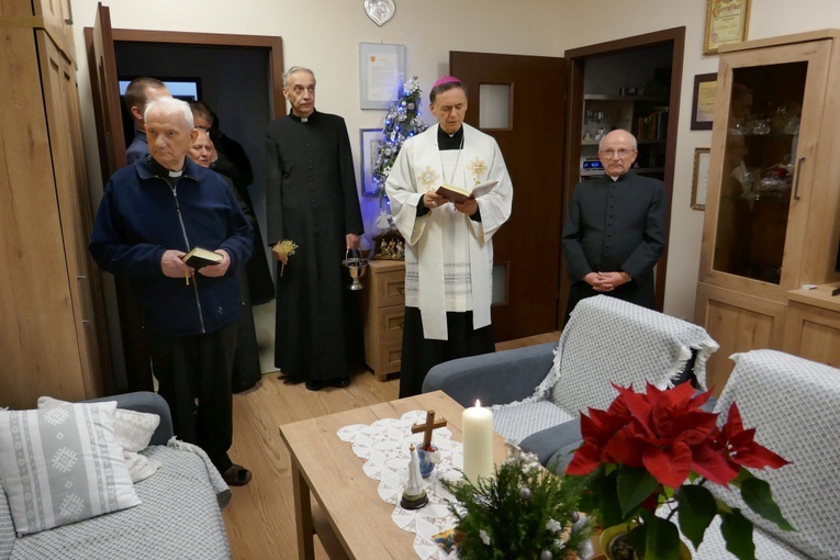 Bp Adam Bałabuch odwiedził z kolędą księży emerytów