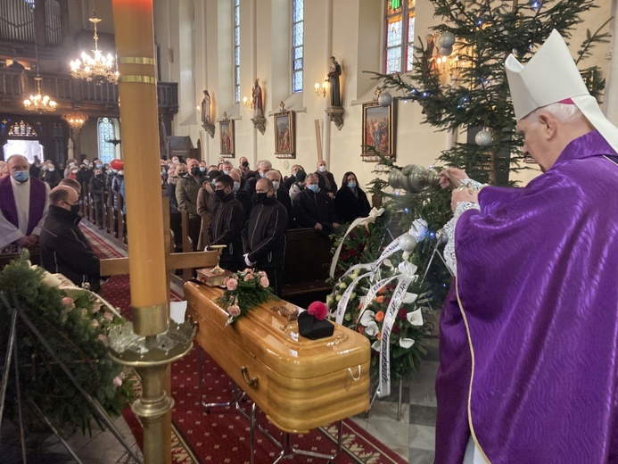 Biskup senior nad trumną zmarłego kapłana w kościele św. Mikołaja we Wleniu.