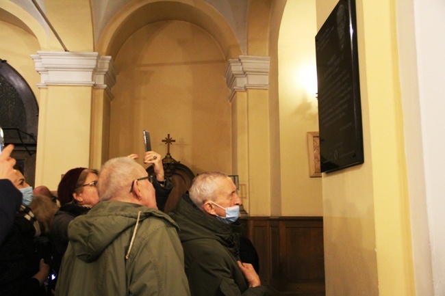 Poświęcenie tablicy pamiątkowej o. Huberta Czumy SJ