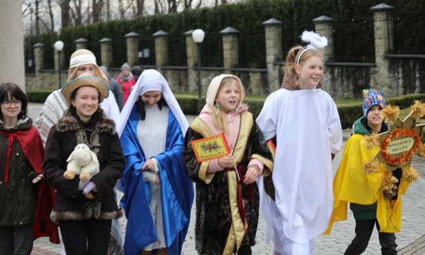 Misyjni kolędnicy przed świątynią w Czańcu.
