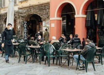 Włochy: Niezaszczepieni nie mogą wsiąść do autobusu ani wypić kawy przy barze